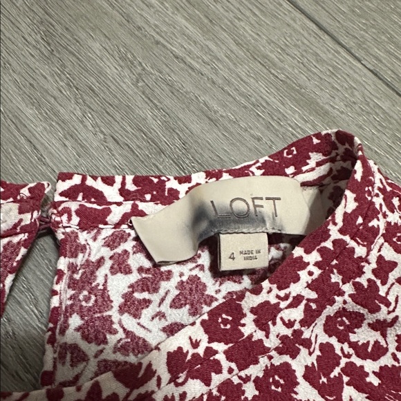 LOFT Burgundy and White Floral dress size 4 - Picture 3 of 7